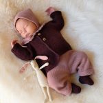 Stickat set Trille med byxor och bebismössa - garnpaket i Bluum Pure Eco Baby Wool