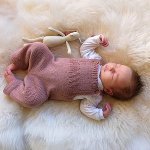 Stickat set Trille med byxor och bebismössa - garnpaket i Bluum Pure Eco Baby Wool