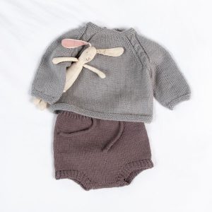 Stickat tröja Kamelia med blöjbyxa - garnpaket från Bluum i Sunset in Sahara