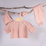 Stickat set Kamelia med byxor, enfärgad - garnpaket från Bluum i Sunset in Sahara