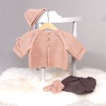 Stickat set Bebisset Kamelia K3 - garnpaket från Bluum i Sunset in Sahara