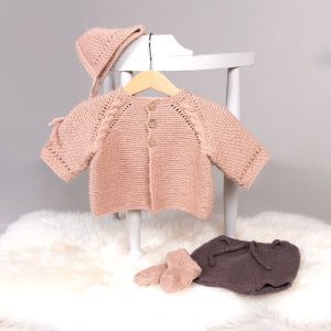 Stickat set Bebisset Kamelia K3 - garnpaket från Bluum i Sunset in Sahara