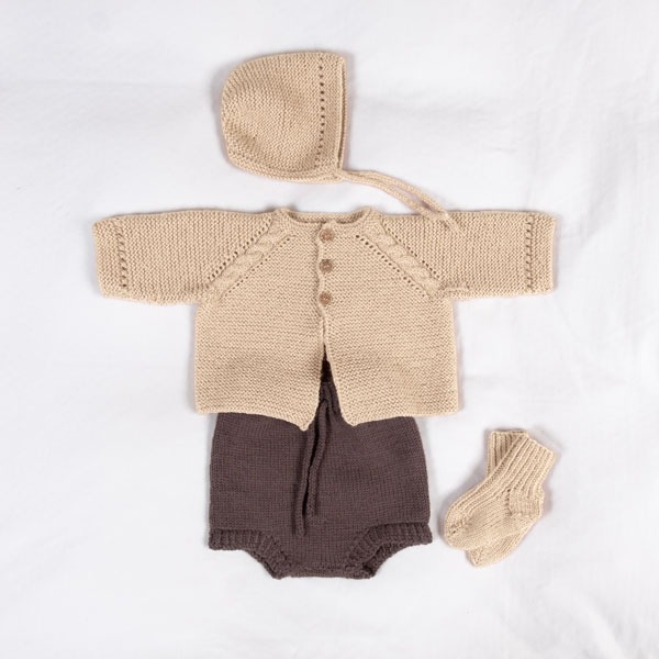 Stickat set Kamelia med blöjbyxa - garnpaket från Bluum i Sunset in Sahara