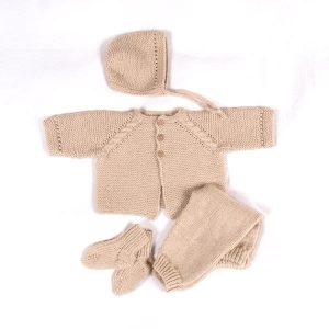 Stickat set Kamelia med byxor, enfärgad - garnpaket från Bluum i Sunset in Sahara