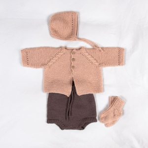 Stickat set Kamelia med blöjbyxa - garnpaket från Bluum i Sunset in Sahara