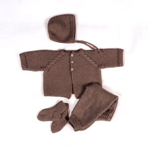 Stickat set Kamelia med byxor, enfärgad - garnpaket från Bluum i Sunset in Sahara