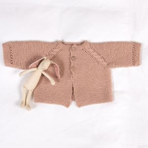 Stickat set Kamelia med blöjbyxa - garnpaket från Bluum i Sunset in Sahara