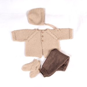 Stickat set Bebisset Kamelia K4 - garnpaket från Bluum i Sunset in Sahara