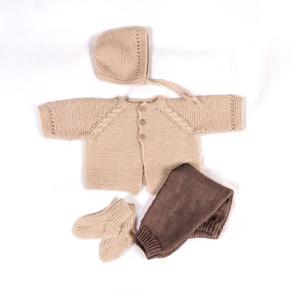 Stickat set Bebisset Kamelia K4 - garnpaket från Bluum i Sunset in Sahara