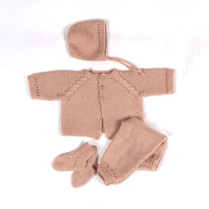 Stickat set Kamelia med byxor, enfärgad - garnpaket från Bluum i Sunset in Sahara