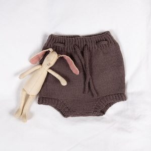 Stickat set Kamelia med blöjbyxa - garnpaket från Bluum i Sunset in Sahara