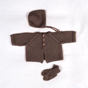 Stickat set Bebisset Kamelia K2 - garnpaket från Bluum i Sunset in Sahara