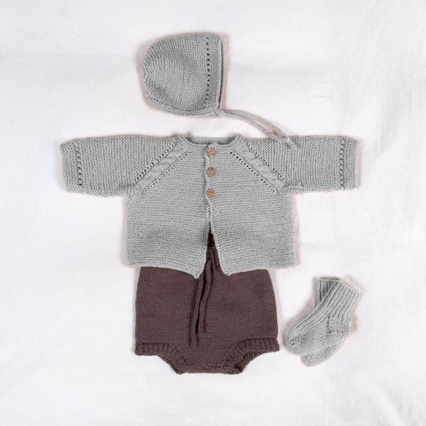 Stickat set Kamelia med blöjbyxa - garnpaket från Bluum i Sunset in Sahara