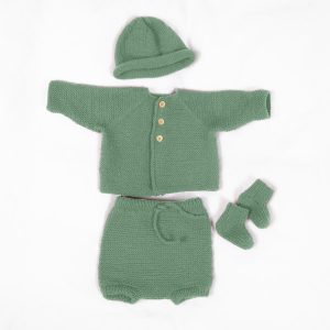 Stickat set Trille med blöjbyxa och mössa - garnpaket i Bluum Pure Eco Baby Wool
