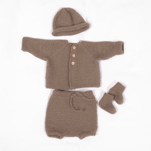 Stickat set Trille med blöjbyxa och mössa - garnpaket i Bluum Pure Eco Baby Wool