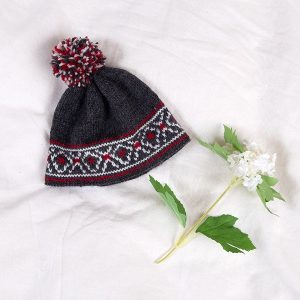 Stickat set Festset m/väst, knäbyxa och mössa - garnpaket i Bluum Pure Eco Baby Wool