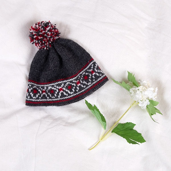 Stickat set Festset m/väst, knäbyxa och mössa - garnpaket i Bluum Pure Eco Baby Wool