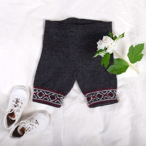 Stickat set Festset m/väst, knäbyxa och mössa - garnpaket i Bluum Pure Eco Baby Wool