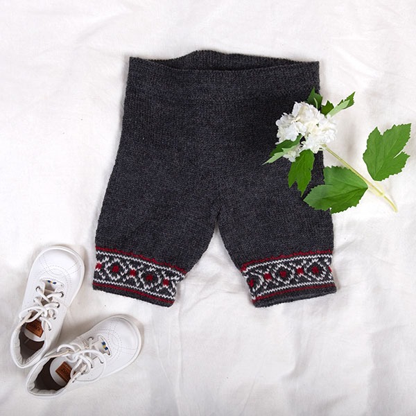 Stickat set Festset m/väst, knäbyxa och mössa - garnpaket i Bluum Pure Eco Baby Wool