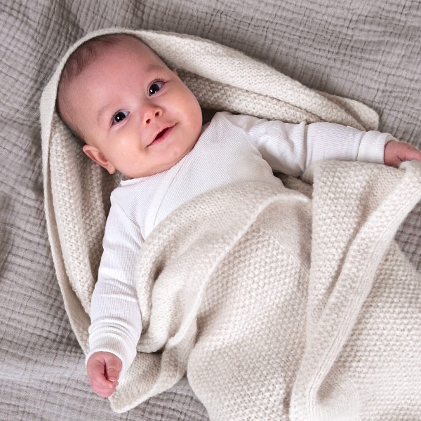 Stickad Bebisfilt Pärla - garnpaket från Bluum i Fluffy