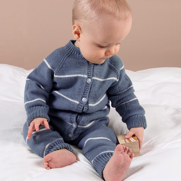 Stickad overall Vårränder - garnpaket i Bluum Soft Merino Ull