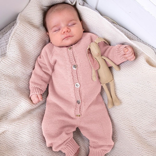 Stickad overall med raglan - garnpaket i Bluum Soft Merino Ull