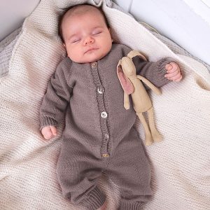 Stickad overall med raglan - garnpaket i Bluum Soft Merino Ull