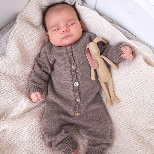 Stickad overall med raglan - garnpaket i Bluum Soft Merino Ull