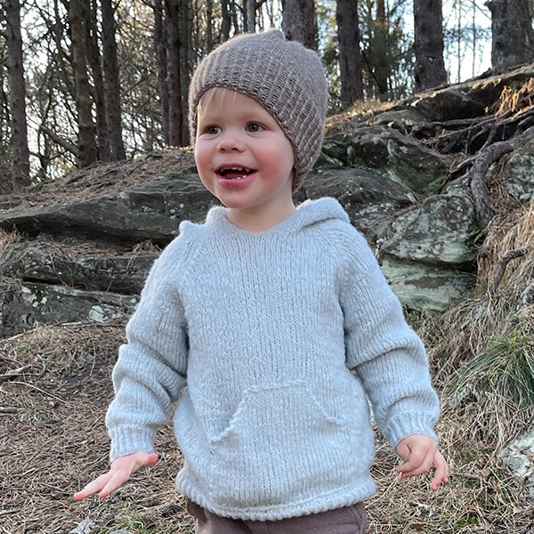 Stickad luvtröja Vårbris - garnpaket från Bluum i Fluffy