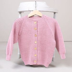 Stickad kofta Noah - garnpaket i Bluum Soft Merino Ull