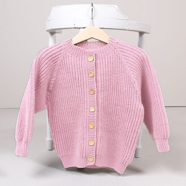 Stickad kofta Noah - garnpaket i Bluum Soft Merino Ull