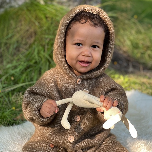 Stickad overall med luva - garnpaket från Bluum i Fluffy