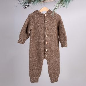 Stickad overall med luva - garnpaket från Bluum i Fluffy