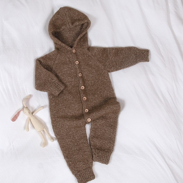 Stickad overall med luva - garnpaket från Bluum i Fluffy