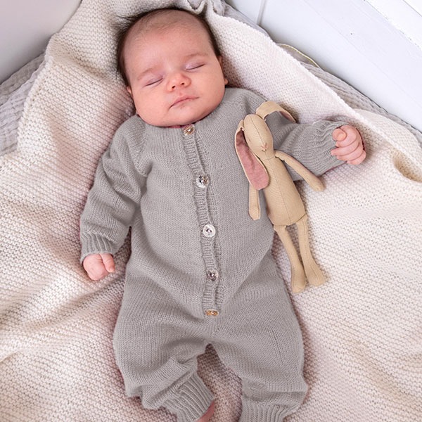 Stickad overall med raglan - garnpaket i Bluum Soft Merino Ull