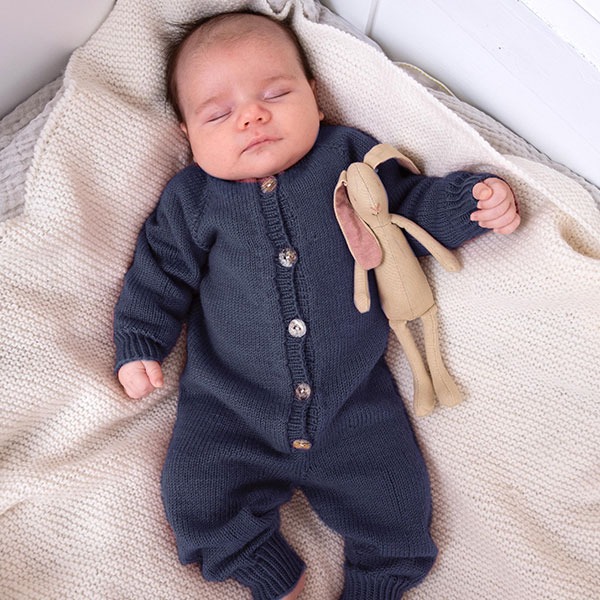Stickad overall med raglan - garnpaket i Bluum Soft Merino Ull