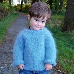 Stickad tröja August - garnpaket från Bluum i Fnugg