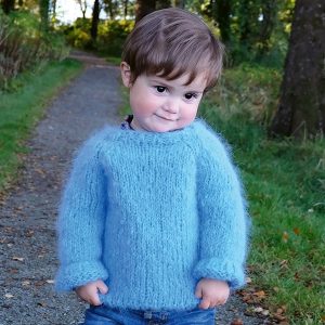 Stickad tröja August - garnpaket från Bluum i Fnugg