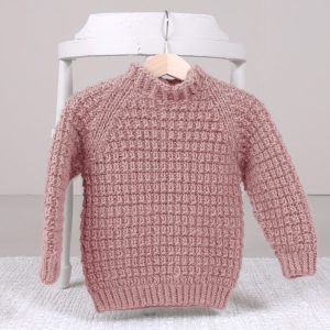 Stickad tröja Hugo - garnpaket från Bluum i Møy