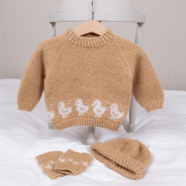 Stickad tröja Lilla Kyckling m/luva och benvärmare - garnpaket från Bluum i Fluffy och Faerytale