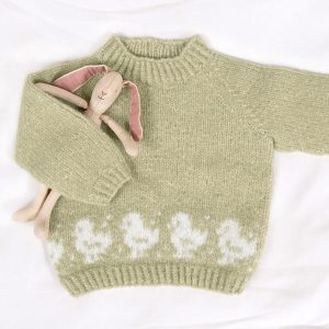 Stickad tröja Lilla Kyckling m/luva och benvärmare - garnpaket från Bluum i Fluffy och Faerytale