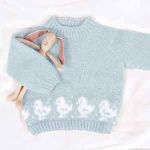 Stickad tröja Lilla Kyckling m/luva och benvärmare - garnpaket från Bluum i Fluffy och Faerytale
