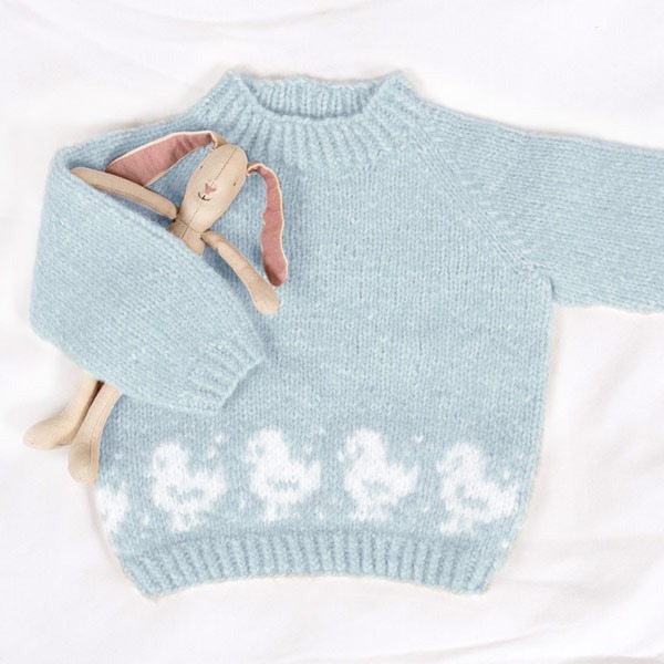 Stickad tröja Lilla Kyckling m/luva och benvärmare - garnpaket från Bluum i Fluffy