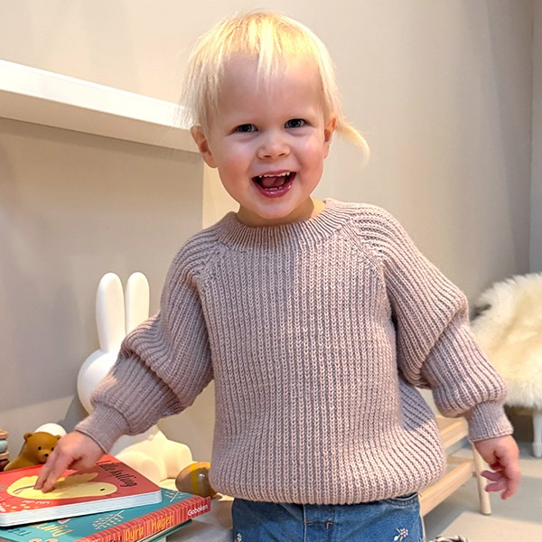Stickad tröja Noah - garnpaket i Bluum Soft Merino Ull