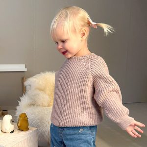 Stickad tröja Noah - garnpaket i Bluum Soft Merino Ull