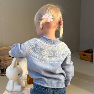 Stickad tröja Vinterdröm - garnpaket i Bluum Soft Merino Ull