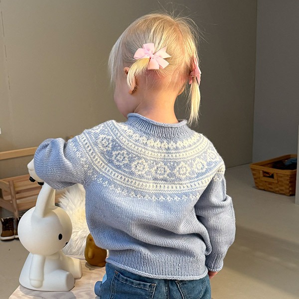 Stickad tröja Vinterdröm - garnpaket i Bluum Soft Merino Ull