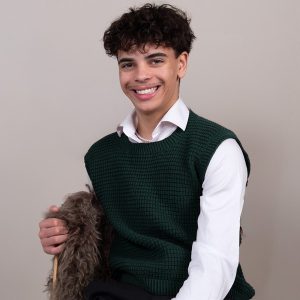 Stickad väst Robin till män - garnpaket i Bluum Soft Merino Ull