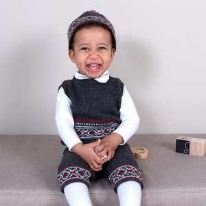 Stickat set Festset m/väst, knäbyxa och mössa - garnpaket i Bluum Pure Eco Baby Wool