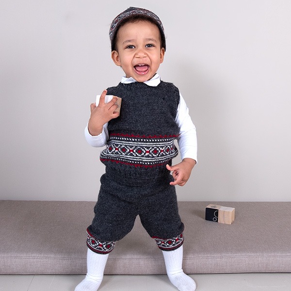 Stickat set Festset m/väst, knäbyxa och mössa - garnpaket i Bluum Pure Eco Baby Wool